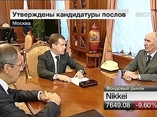 Medvedev büyükelçilerin atanma kararnamaesini imzaladı