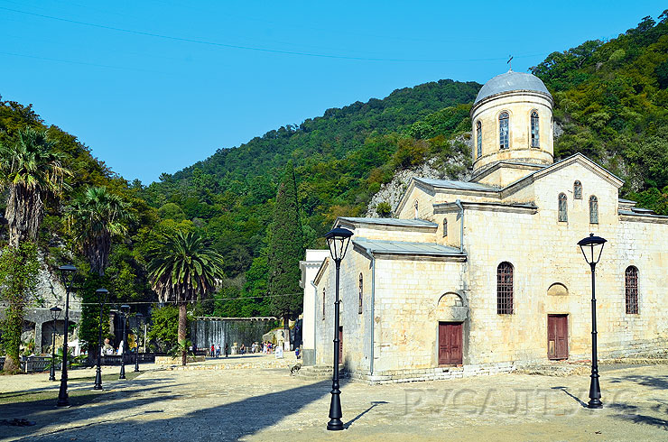 Mukaddes Yerleri Ziyaret