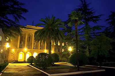 Suhum Havaalanı onarılıyor