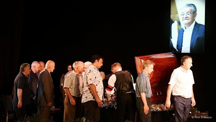 Fazıl İskender Veda Töreni