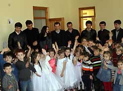 Abhazya Gençliği'nden Ana Okulu öğrencilerine hediye
